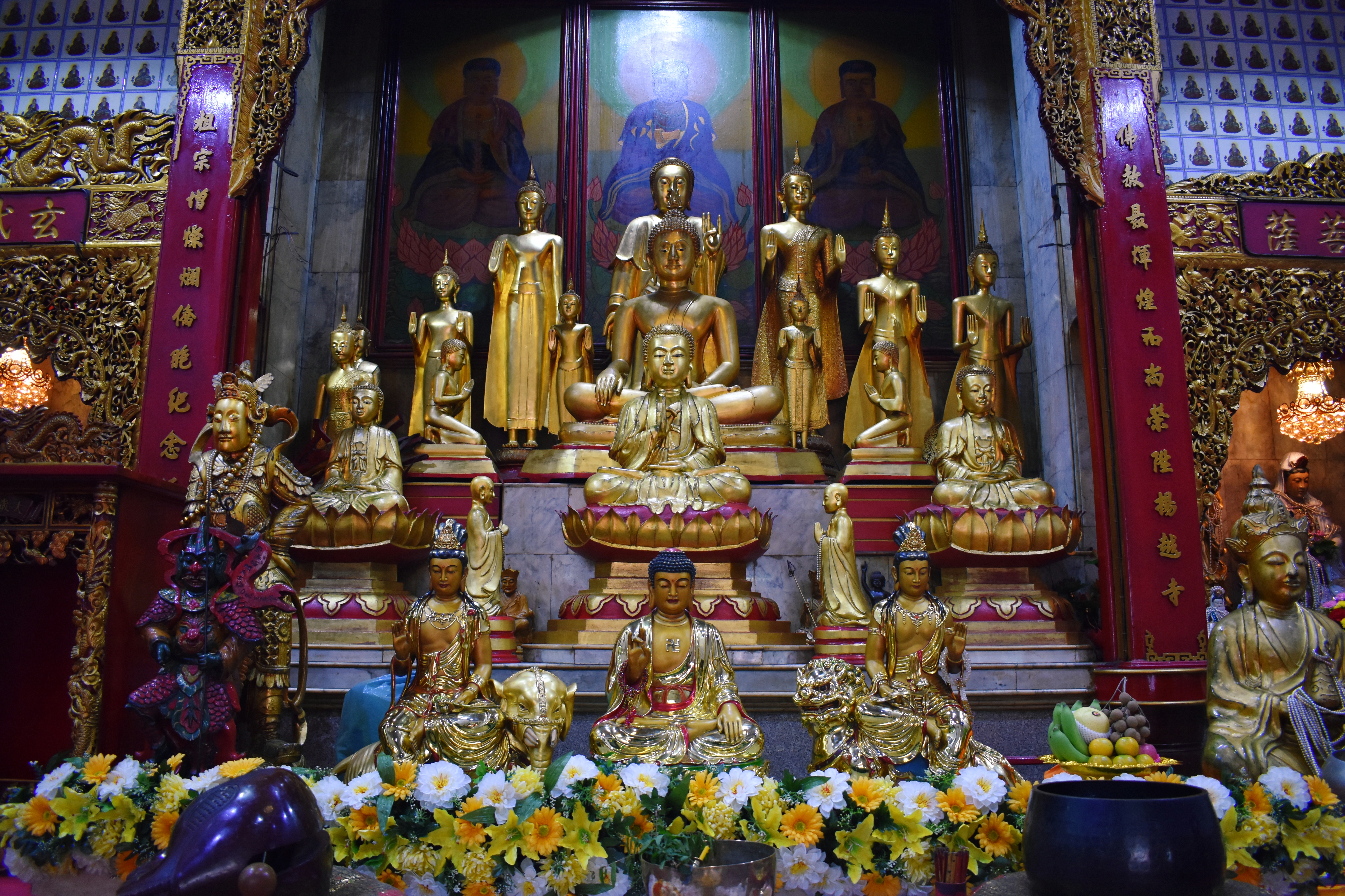 Wat Lokanukroh in Chinatown Bangkok